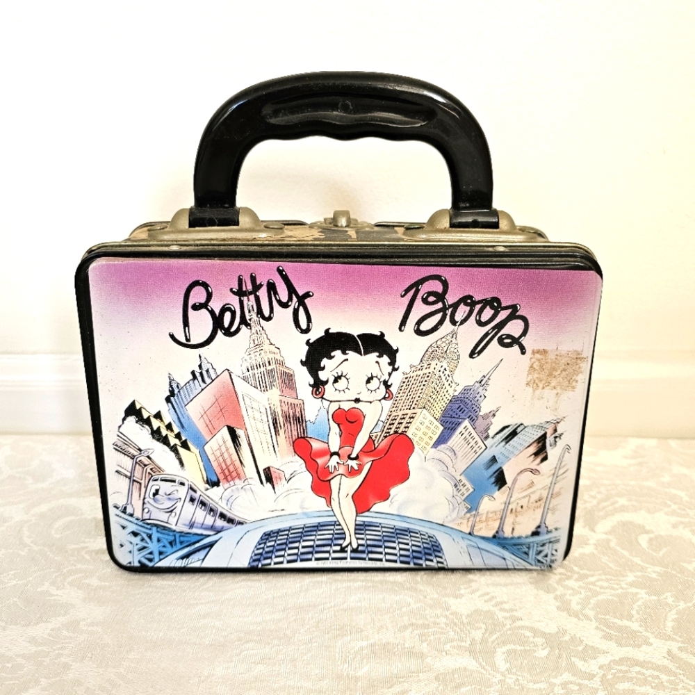 Vintage Collectible 1997 Betty Boop Metal Lunchbox